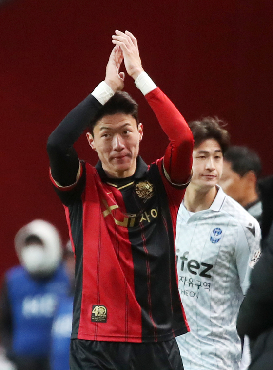 FC Seoul's Hwang Ui-jo is substituted off in the 84th minute of the game against Incheon United at the Seoul World Cup Stadium in Mapo District in western Seoul on Saturday. [NEWS1]