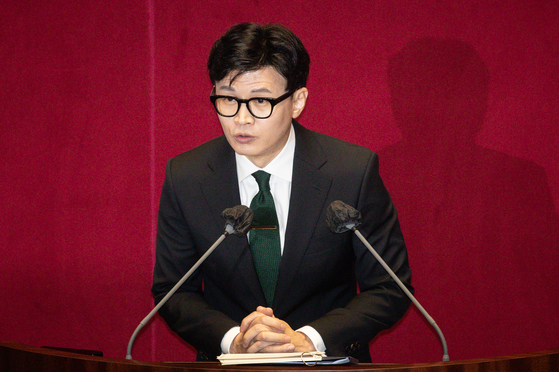 Justice Minister Han Dong-hoon explains the reasons for requesting parliamentary consent for the arrest of Democratic Party (DP) Chairman Lee Jae-myung at a plenary session of the National Assembly in Yeouido, western Seoul, on Monday. [NEWS1]