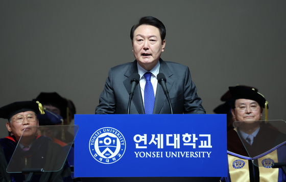 President Yoon Suk Yeol delivers an address at a commencement ceremony at Yonsei University in central Seoul on Monday. [JOINT PRESS CORPS]