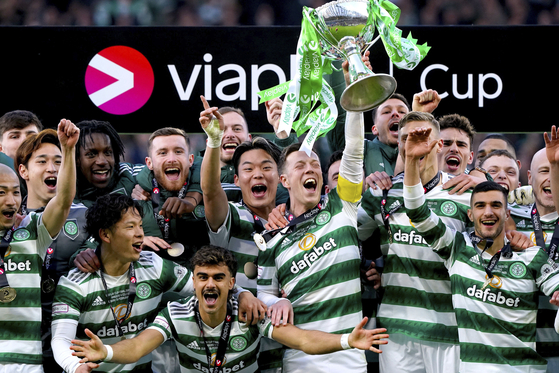 Celtic's Callum McGregor celebrates with the trophy after winning the Scottish League Cup Final at Hampden Park in Glasgow, Scotland on Sunday.  [AP/YONHAP]