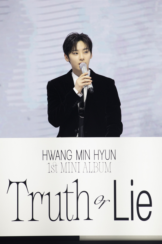 Hwang Min-hyun talks about his solo debut EP “Truth of Lie” during Monday’s showcase at the Yes24 Live Hall in eastern Seoul’s Gwangjin District the same day. [PLEDIS ENTERTAINMENT]