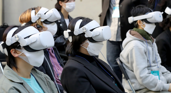 People use extended reality (XR) devices to watch a play being held at an arts center in Seoul. [NEWS1]