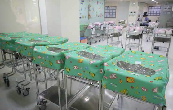 A newborn baby nursery at a hospital in Seoul. [YONHAP]