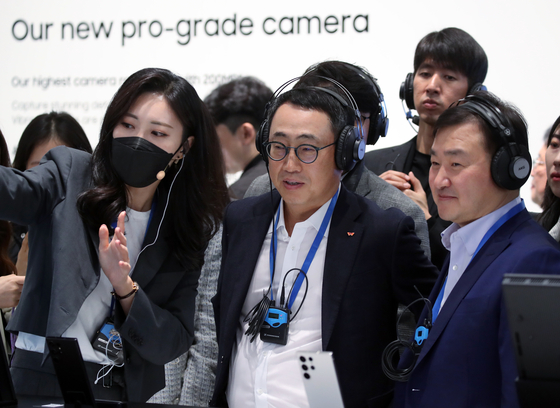 Samsung Electronics head of mobile business Roh Tae-moon, right, attends the Mobile World Congress with SK Telecom CEO Ryu Young-sang in Barcelona on Monday. [NEWS1]
