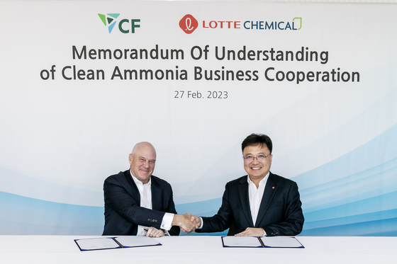 Hwang Jin-koo, head of the hydrogen energy business at Lotte Chemical, right, shakes hands with Tony Will, president and chief executive officer of CF Industries Holdings, after signing an MOU on amonia production. [LOTTE CHEMICAL]