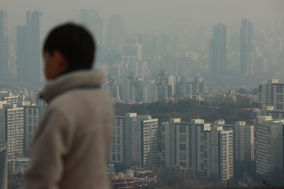 Apartment complexes in Seoul seen from Mount Namsan in central Seoul on Tuesday [YONHAP]