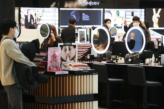 Hyundai Department Store said Tuesday it will hold a cosmetics fair at The Hyundai Seoul in Yeouido, western Seoul, through March 5 to celebrate its second anniversary. A pop-up store selling perfumes at the department store is shown on Tuesday. [YONHAP]