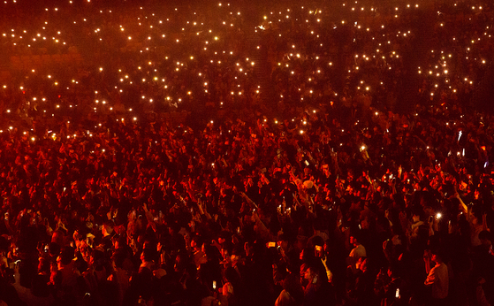 The crowd at ″Conan Gray Live in Seoul″ holds up their smartphones with red lights during the concert at KSPO Dome in southern Seoul on Tuesday. [LIVE NATION KOREA]