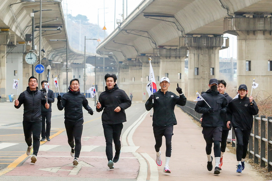 Singer Sean and actors Park Bo-gum, Im Si-wan and Choi Si-won, along with others, take part in a marathon held in commemoration of the March 1 Independence Movement. [YG ENTERTAINMENT]