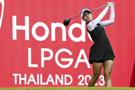 World No. 1 Lydia Ko of New Zealand prepares to tee off on the 1st hole during the first round of the LPGA Honda Thailand in Pattaya, Thailand on Feb. 23. [AP PHOTO]