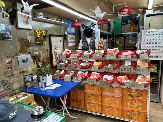 The interior of the Kim's Fruits store in Jongno District, central Seoul. The Korea JoongAng Daily talked to Kim Do-young, owner and designer of the brand, while sitting on the blue table. Kim hung a picture of himself on the wall, shown on the left side. [SHIN MIN-HEE]