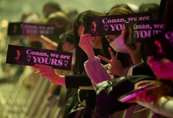 Fans hold up signs during ″Conan Gray Live in Seoul″ at KSPO Dome in southern Seoul on Tuesday. [LIVE NATION KOREA]