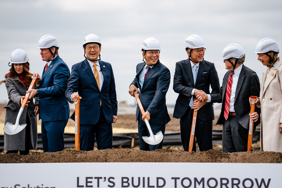 LG Energy Solution President Kim Dong-myung, center, and other officials from LG Energy, Honda Motor and Ohio state government turn a shovel during a groundbreaking ceremony for the construction of an EV battery factory in Ohio on Tuesday. [LG ENERGY SOLUTION] 