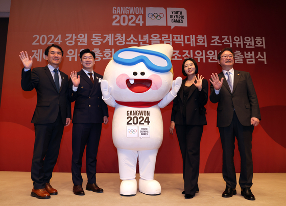 Gangwon Gov. Kim, far left, and Minister of Culture, Sports and Tourism Park Bo-gyoon, far right, pose with Olympic shooting champion Jin Jong-oh, second from left, and Olympic speed skating champion Lee Sang-hwa during a ceremony in Seoul on Feb. 21, celebrating the launch of the second organizing committee for the 2024 Winter Youth Olympics after the gold medalists were appointed co-heads of the committee. [GANGWON PROVINCIAL GOVERNMENT]