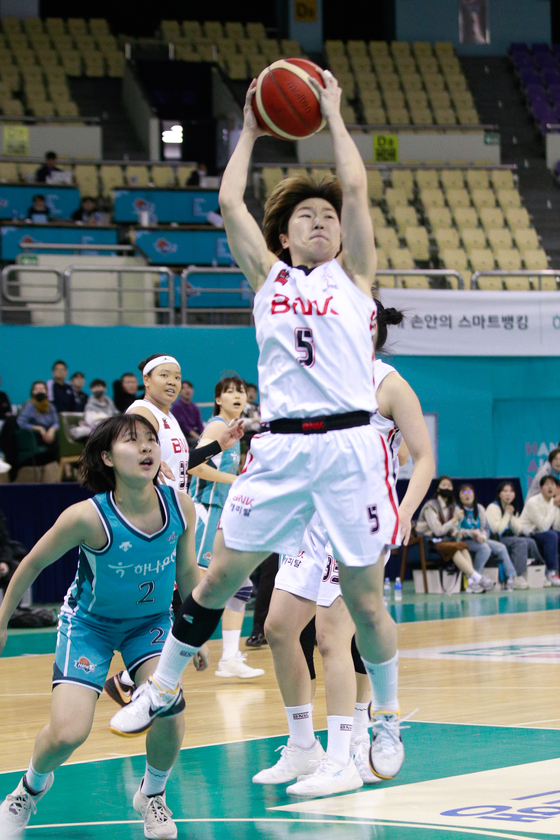 An He-ji of Busan BNK Sum, right, in action during a WKBL game against Bucheon Hana 1Q at Bucheon Gymnasium in Bucheon, Gyeonggi on Monday. [NEWS1]