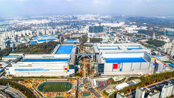 Samsung Electronics' chip manufacturing complex in Hwaseong, Gyeonggi [YONHAP]