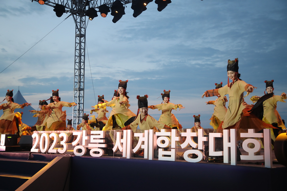 Performers take the stage at Gyeongpo Beach in Gangneung, Gangwon, on July 4, 2022, during an event one year ahead of the 12th World Choir Games, which is scheduled to be held in Gangneung. [GANGWON PROVINCIAL GOVERNMENT]