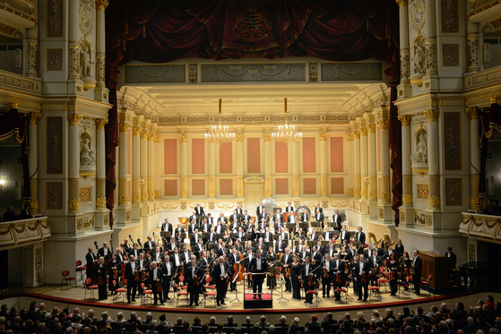 Staatskapelle Dresden은 현재 예술 감독인 Christian Thielemann과 함께 공연합니다. [MATTHIAS CREUTZIGER] 