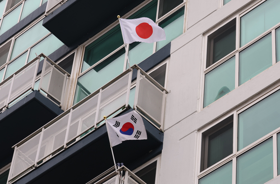 The Japanese national flag hoisted on the balcony of an apartment building in Sejong on Wednesday [YONHAP]