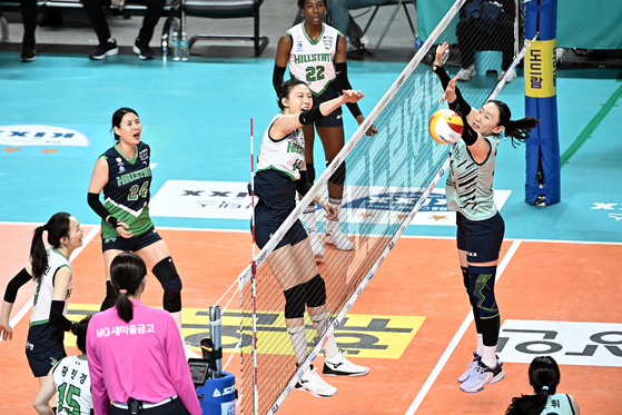 Yang Hyo-jin of Suwon Hyundai Engineering & Construction Hillstate, center, attacks during a V League game against the GS Caltex Seoul KIXX at Jangchung Arena in Jung District, central Seoul on Wednesday. [YONHAP]