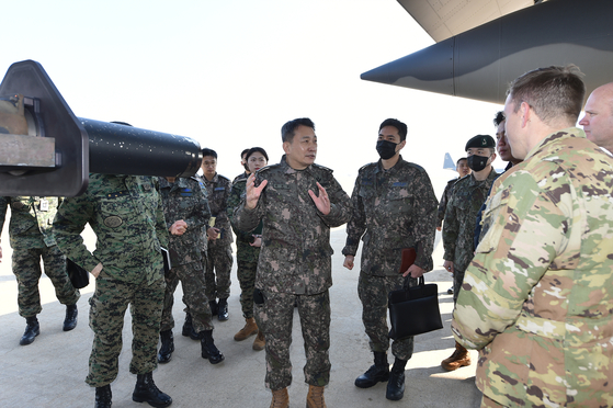 South Korean Joint Chiefs of Staff Chairman Gen. Kim Seung-kyum (center) carries out an inspection of Exercise Teak Knife by South Korean and U.S. special operations forces at an undisclosed location on Monday. [JOINT CHIEFS OF STAFF]