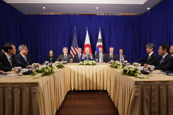 Korean President Yoon Suk Yeol, far left, U.S. President Joe Biden, center, and Japanese Prime Minister Fumio Kishida, far right, hold a trilateral summit on the sidelines of Asean meetings in Phnom Penh, Cambodia on Nov. 13, 2022. [AP/YONHAP]