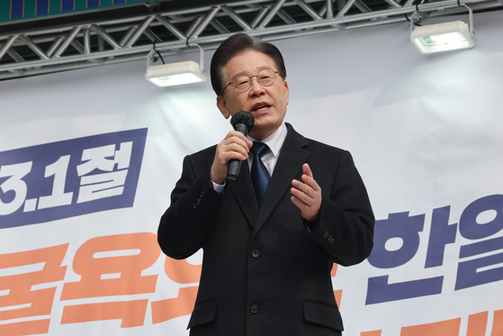 Rep. Lee Jae-myung, chairman of the main opposition Democratic Party, speaks during a rally held in Seoul on Wednesday to mark the anniversary of the March 1 Independence Movement, a 1919 nationwide uprising against the Japanese colonial rule. [YONHAP]