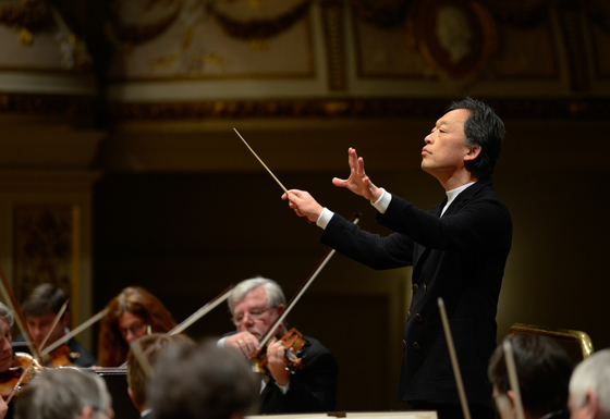 Maestro Chung Myung-whun conducts Staatskapelle Dresden, where he's been the principal guest conductor since 2012. [JOONGANG ILBO] 