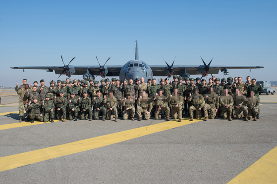 South Korean Joint Chiefs of Staff Chairman Gen. Kim Seung-kyum poses with South Korean and U.S. special operations forces for a photo in front of a Lockheed AC-130J Ghostrider on Monday. [JOINT CHIEFS OF STAFF]