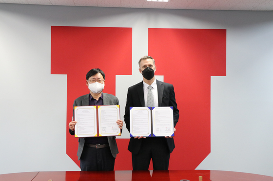 Cheong Chul-gun, left, CEO of the Korea JoongAng Daily, and Gregory C. Hill, CAO and dean of faculty at The University of Utah Asia Campus, pose for a photo on Friday at the school in Incheon after signing a memorandum of understanding aimed at boosting educational cooperation. [KIM EUI-JIN]