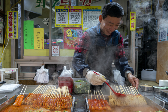 At Naeto Traditional Market in Jecheon, you can find red fish cakes at the restaurant Oegatjip. [BAEK JONG-HYUN]