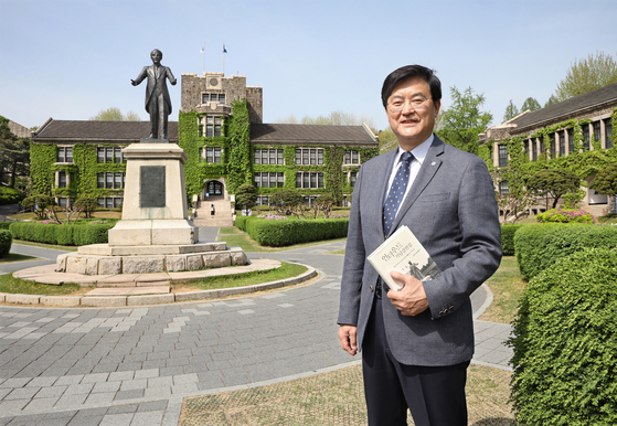 Yonsei University President Suh Seoung-hwan hopes to strengthen existing bonds with foreign universities and build new ones virtually as his school gears up to take its online learning platform to a whole new level. [PARK SANG-MOON]