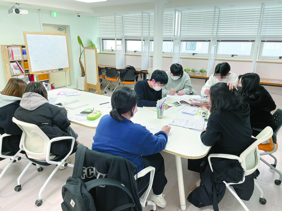 Teenagers who dropped out of high school study for the qualifying exam for high school graduation at a teen support center in Seongbuk District, central Seoul. [SEONGBUK DISTRICT OFFICE]
