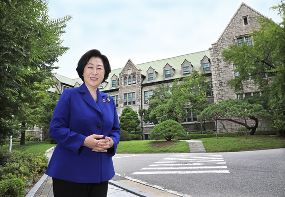 In a country that ranked 99th on this year's Global Gender Gap Index rankings released by the World Economic Forum, Ewha Womans University President Kim Eun-mee still sees much work to be done by women's universities. [PARK SANG-MOON]