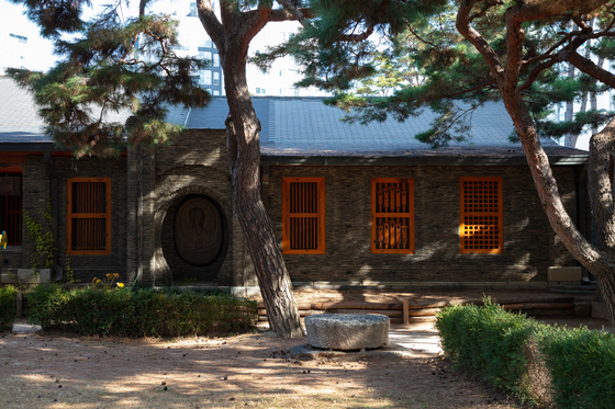 Inside Gusan-sungji, surrounded by neighboring buildings and pine trees. [GYEONGGI TOURISM ORGANIZATION]
