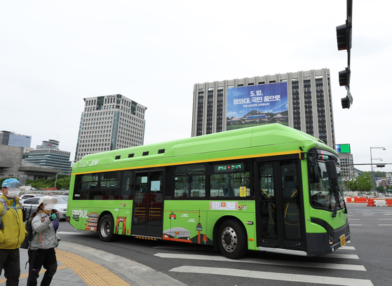 The Seoul Metropolitan Government announced Thursday that bus and subway fares in the capital may rise by 300 won in the end of April 2023. [YONHAP]