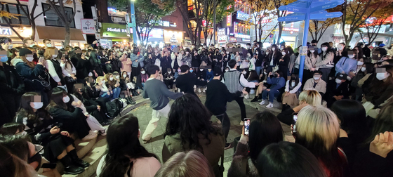 A group of dancers performs outside Hongik University in the bustling neighborhood of Hongdae (the very name of which is short for Hongik University in Korean), a widely popular area among Korea's youth that is best known for its unique cafes and clubs, gourmet eateries and live performances. [YONHAP]