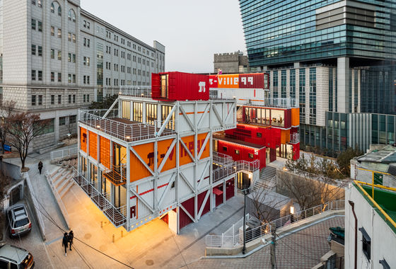 The π-Ville 99, where students are encouraged to conduct creative group projects in studios made out of shipping containers [KOREA UNIVERSITY]