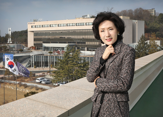 Lee Jin-sook, president of Chungnam National University in Daejeon, is making every effort she can to prevent local society’s brightest minds from flocking to the capital in search of better opportunities. [PARK SANG-MOON]