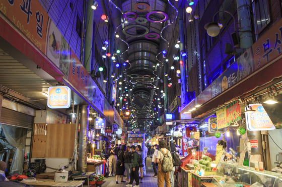 Bupyeong Kkangtong Market opens every day from 7:30 p.m. to 11:30 p.m. Visitors can buy a variety of cheap street food here. [KOREA TOURISM ORGANIZATION]