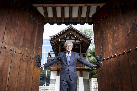 Yeom Jae-ho, president of Taejae University, opens the door to the Taejae Foundation's headquarters in Jongno District, central Seoul, last month. [KIM SEONG-RYONG]