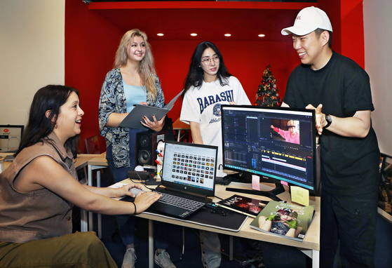 Anjelica Morales, far left, a sophomore from Pima Community College in Tucson, Arizona, and Emily Kruse, second from left, a senior at Central Washington University, interning at SEL, a Korean record company based in Gangnam District, southern Seoul [PARK SANG-MOON]