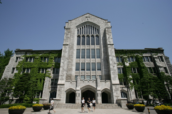 Welch-Ryang Auditorium, a venue for chapel services, which, at the time of its completion in 1956, was the largest concert hall in Asia equipped with 2,800 seats [EWHA WOMANS UNIVERSITY]