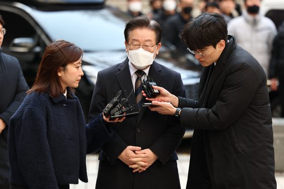Democratic Party leader Lee Jae-myung makes a statement in returning to his trial at the Seoul Central District Court in Seoul on Friday., [YONHAP]