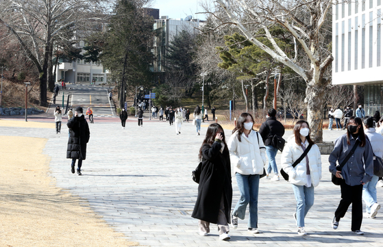 Students walk on campus at Chungbuk National Universtiy in Cheongju, North Chungcheong, on March 2. [YONHAP]