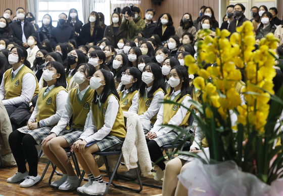 Students sit for a commencement ceremony at Seoul Girls' Middle School in Mapo District, western Seoul, on Thursday. [YONHWP]