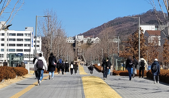 Students walk on campus at a university in Seoul on Wednesday. [CHOI SEO-IN]
