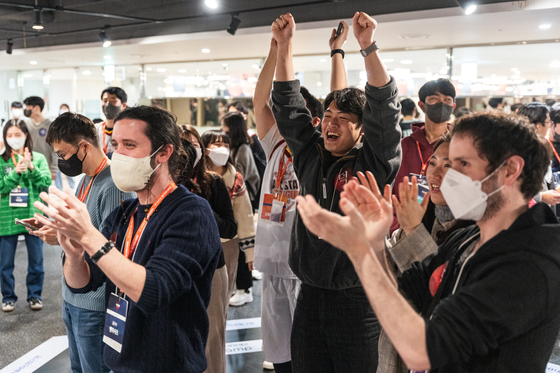 Participants of the ″D.Day X D.Camp All Star″ demo day cheer as winners of the event are announced on Nov. 24, at the Front1 building in central Seoul. [D.CAMP]