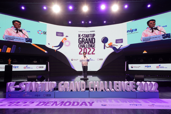 Cho Ju-hyeon, Vice Minister of SMEs and Startups, gives a congratulating remark at the ″2022 K-Startup Grand Challenge″ demo day held on Nov. 11 in central Seoul. [NEWS1]