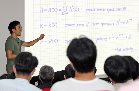 Princeton University Prof. June Huh, this year’s recipient of the Fields Medal, the most prestigious honor in mathematics, gives a special lecture at Seoul National University, where he earned his bachelor’s and master’s degrees, on July 27. [YONHAP]